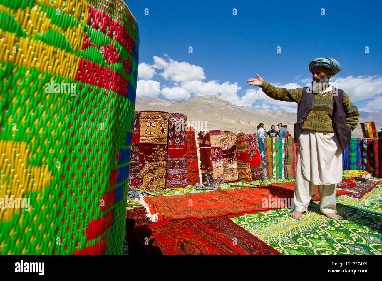 Afghanischer Mann verkaufen Teppiche und Läufer auf dem Cross-Border-Markt zwischen Ishkashim Tadschikistan und Afghanistan Stockfoto
