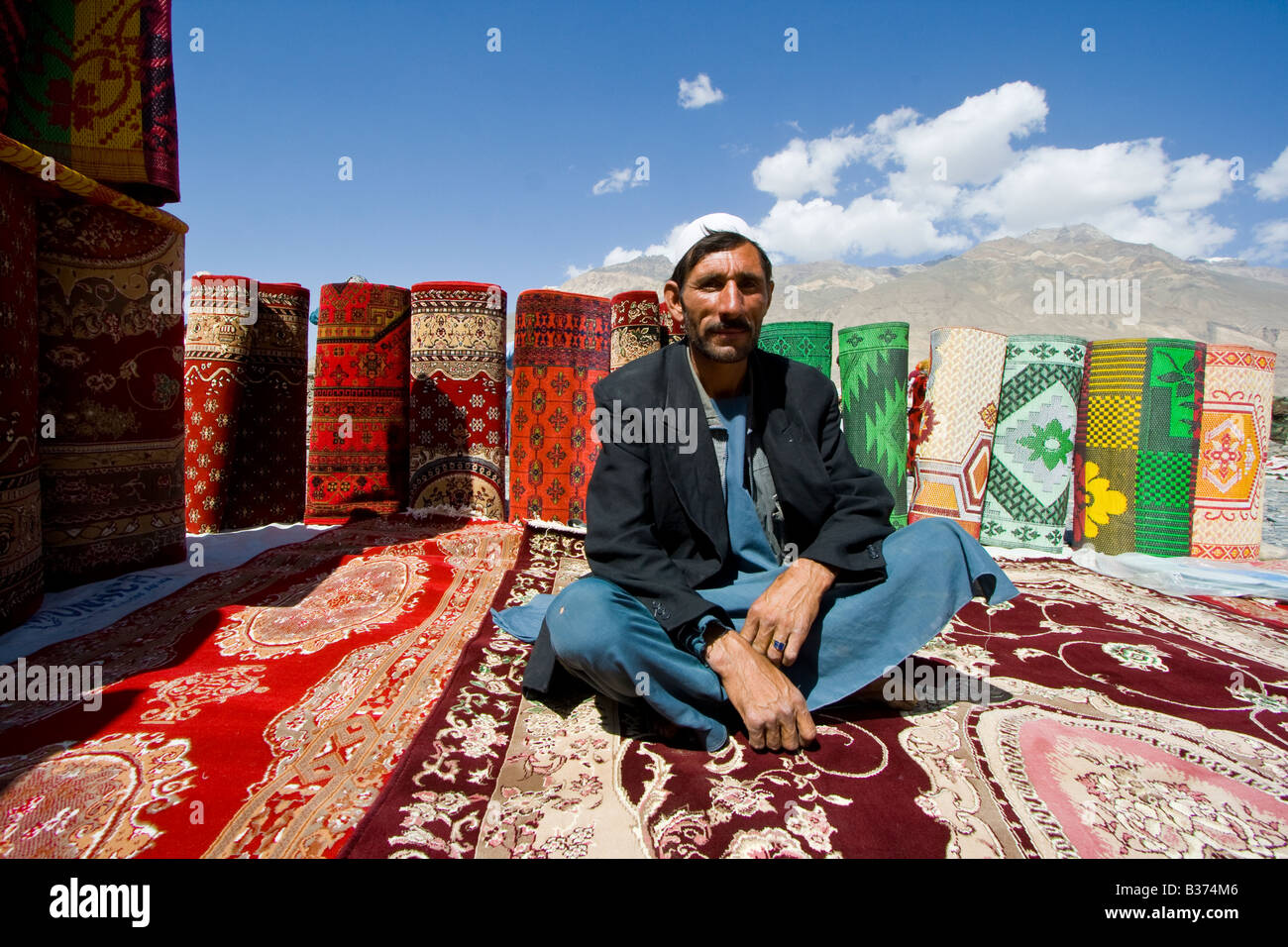 Afghanischer Mann verkaufen Teppiche in Tadschikistan Afghanistan Grenzübergang Markt in der Nähe von Ishkashim Tadschikistan Stockfoto