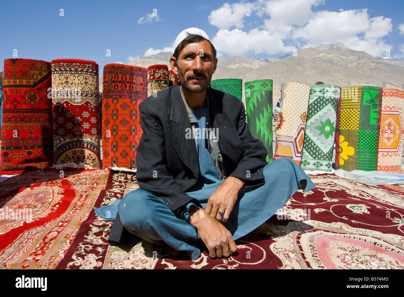 Afghanischer Mann verkaufen Teppiche in Tadschikistan Afghanistan Grenzübergang Markt in der Nähe von Ishkashim Tadschikistan Stockfoto