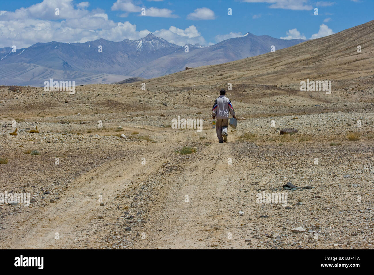 Leihwagen Fahrer gehen für Benzin in Alichur Tal im östlichen Pamir in der Nähe von Alichur Tadschikistan Stockfoto