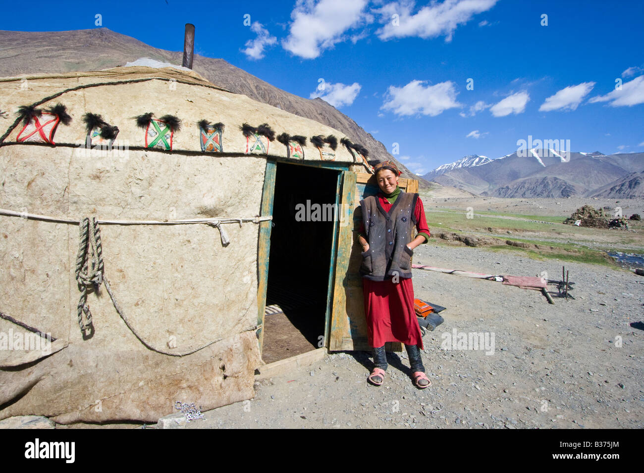 Schöne junge ethnisch kirgisischen Tajikistan Frau vor ihrer Familie Jurte in Jalang Dorf in den Pamir in Tadschikistan Stockfoto