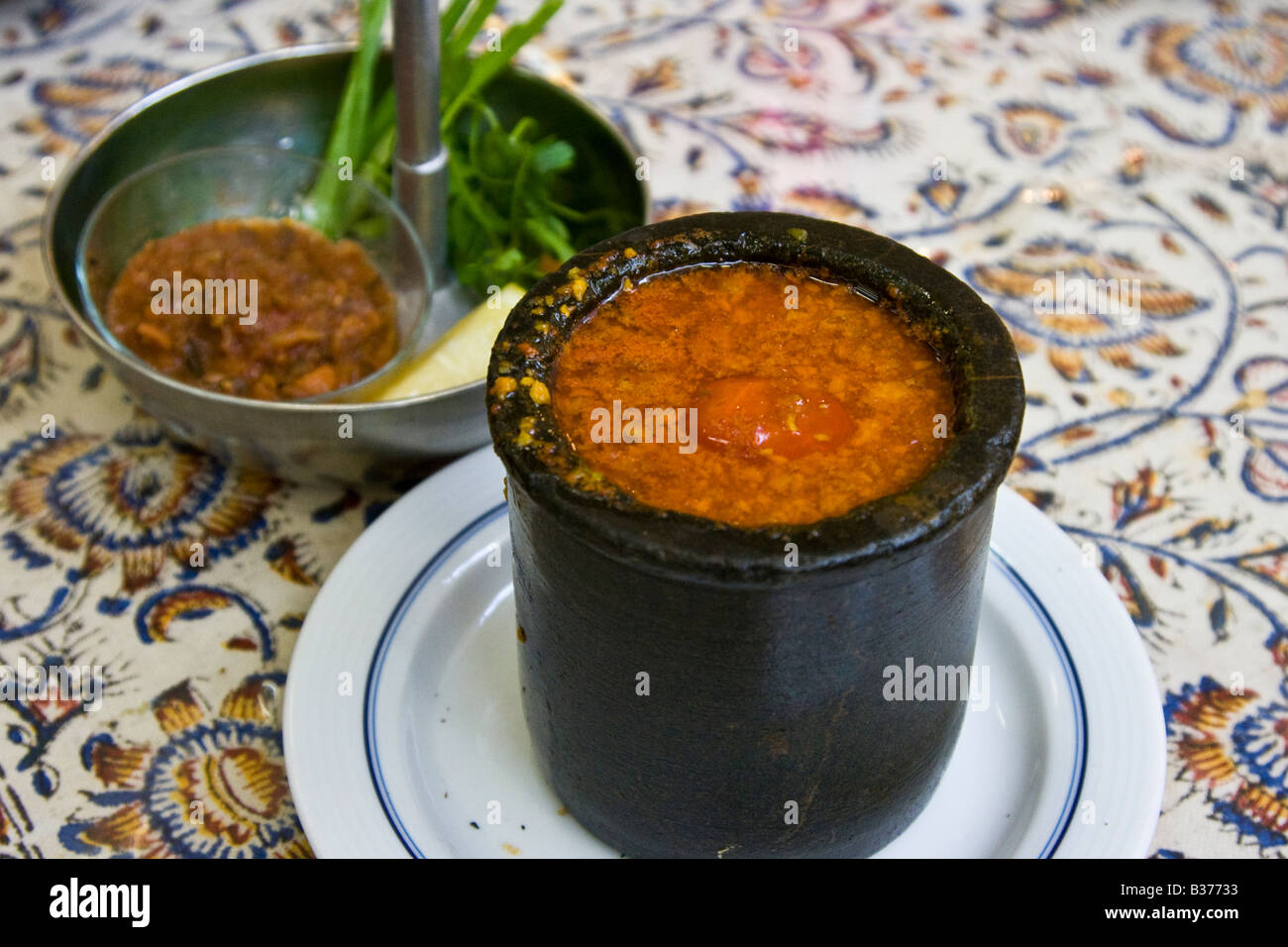 Dizi traditionelle iranische Speisen im traditionellen Restaurant Bastani in Esfahan Iran Stockfoto