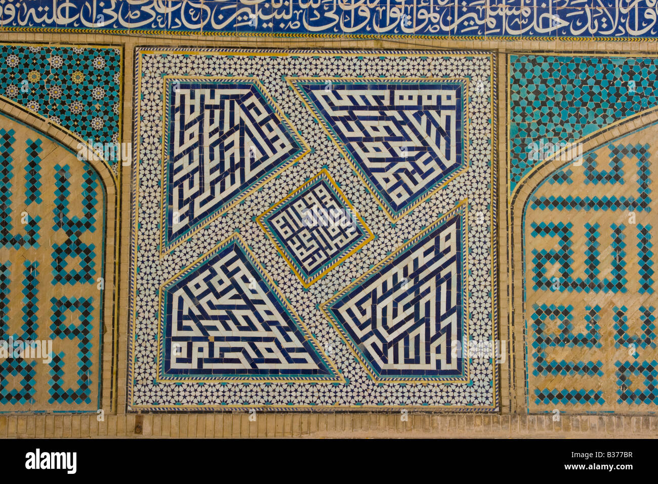 Reich verzierte Kalligraphie Dekoration im Inneren der Jameh Moschee oder Freitagsmoschee in Esfahan Iran Stockfoto
