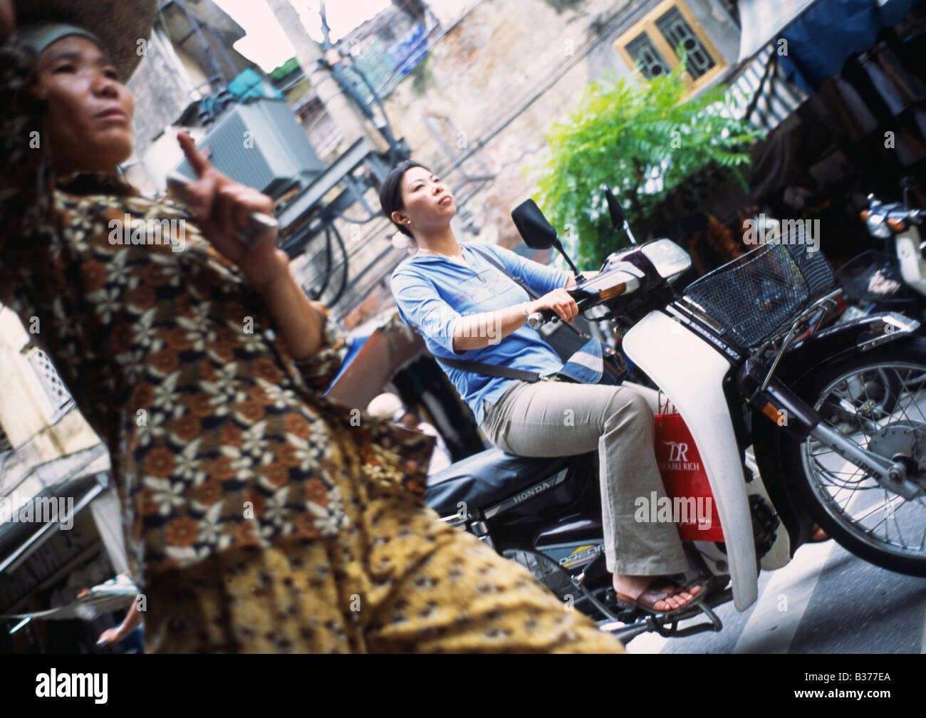 Straßenhändler auf Moped, Hanoi, Vietnam Stockfoto