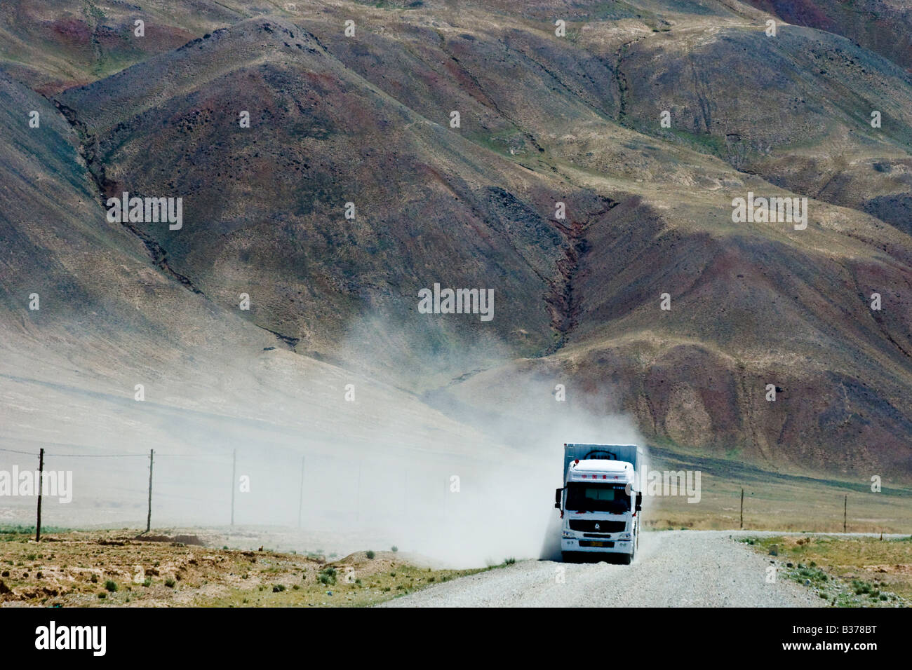 Chinesischen Lkw über den Torugart-Pass in China Stockfoto