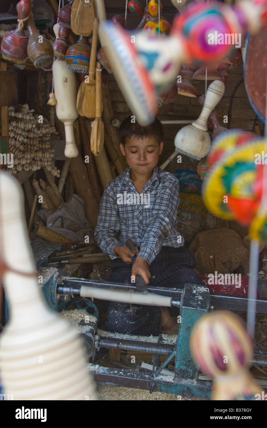 Uyghur junge aus Holz Souvenirs in Kashgar in Xinjiang Provinz China Stockfoto