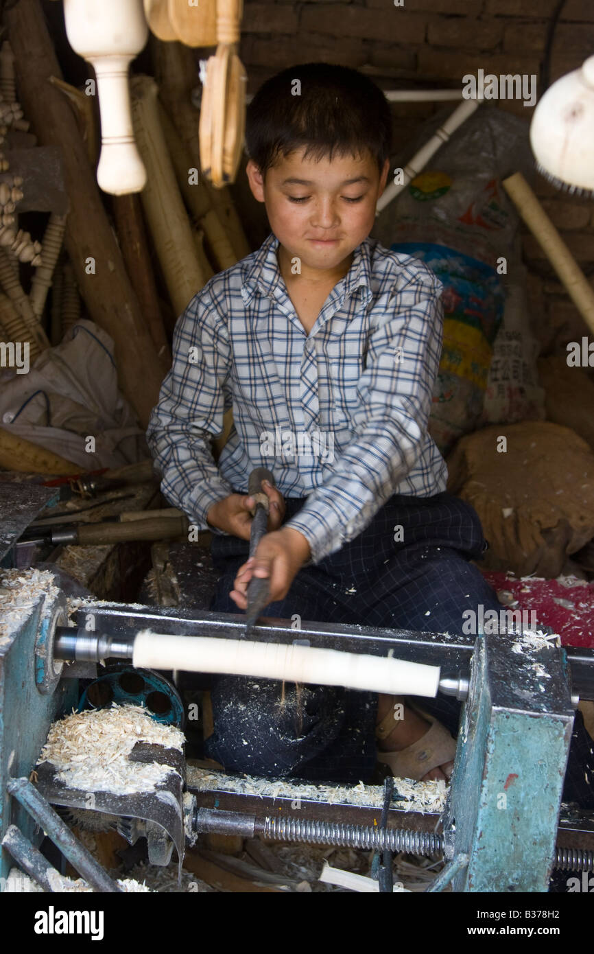 Uyghur junge aus Holz Souvenirs in Kashgar in Xinjiang Provinz China Stockfoto