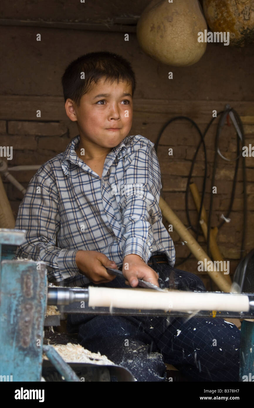 Uyghur junge aus Holz Souvenirs in Kashgar in Xinjiang Provinz China Stockfoto