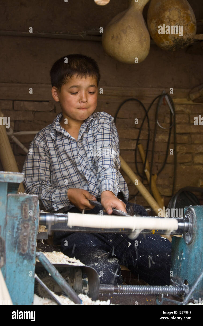 Uyghur junge aus Holz Souvenirs in Kashgar in Xinjiang Provinz China Stockfoto