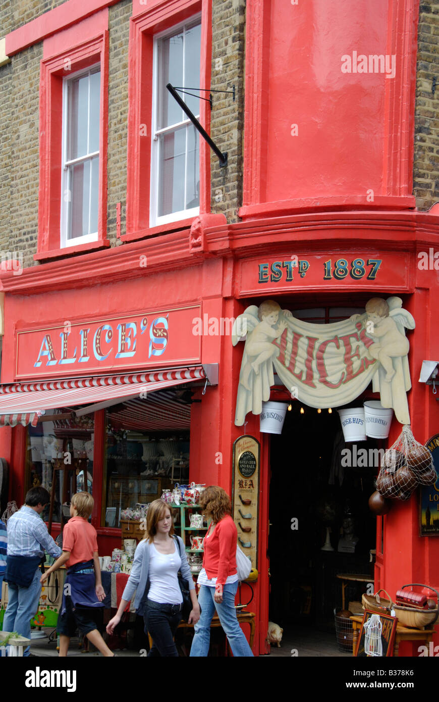 Alice s Antiquitätengeschäft in Portobello Road Notting Hill London England Stockfoto