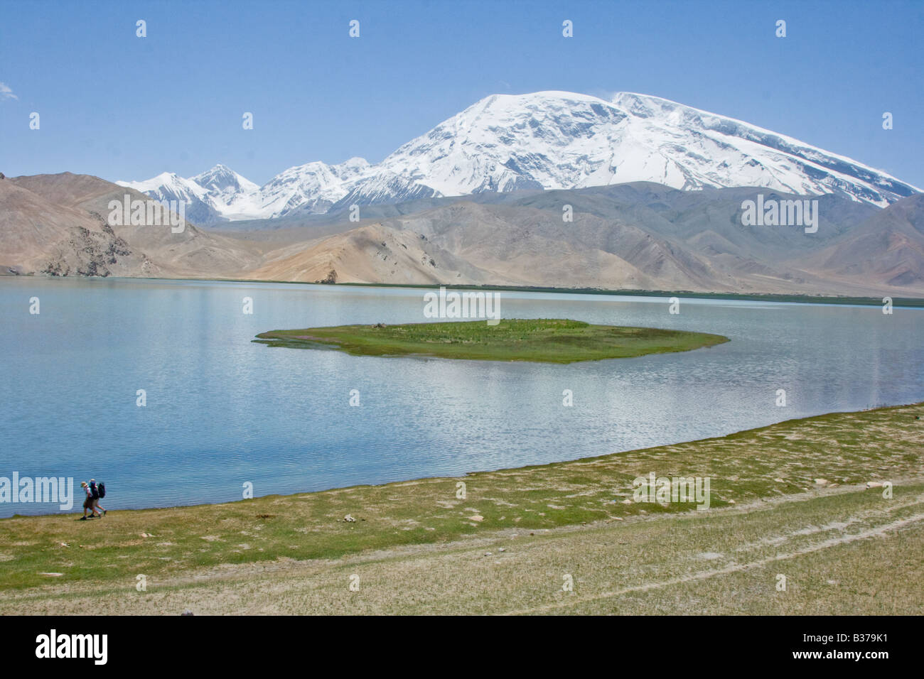 Backpacker in Kara-Kul-See auf dem Karakorum Highway in Xinjiang Provinz China Stockfoto