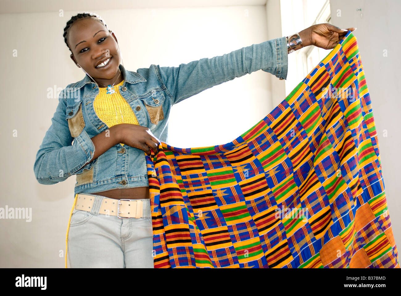 afrikanisches Mädchen mit Kente Tuch von ghana Stockfoto