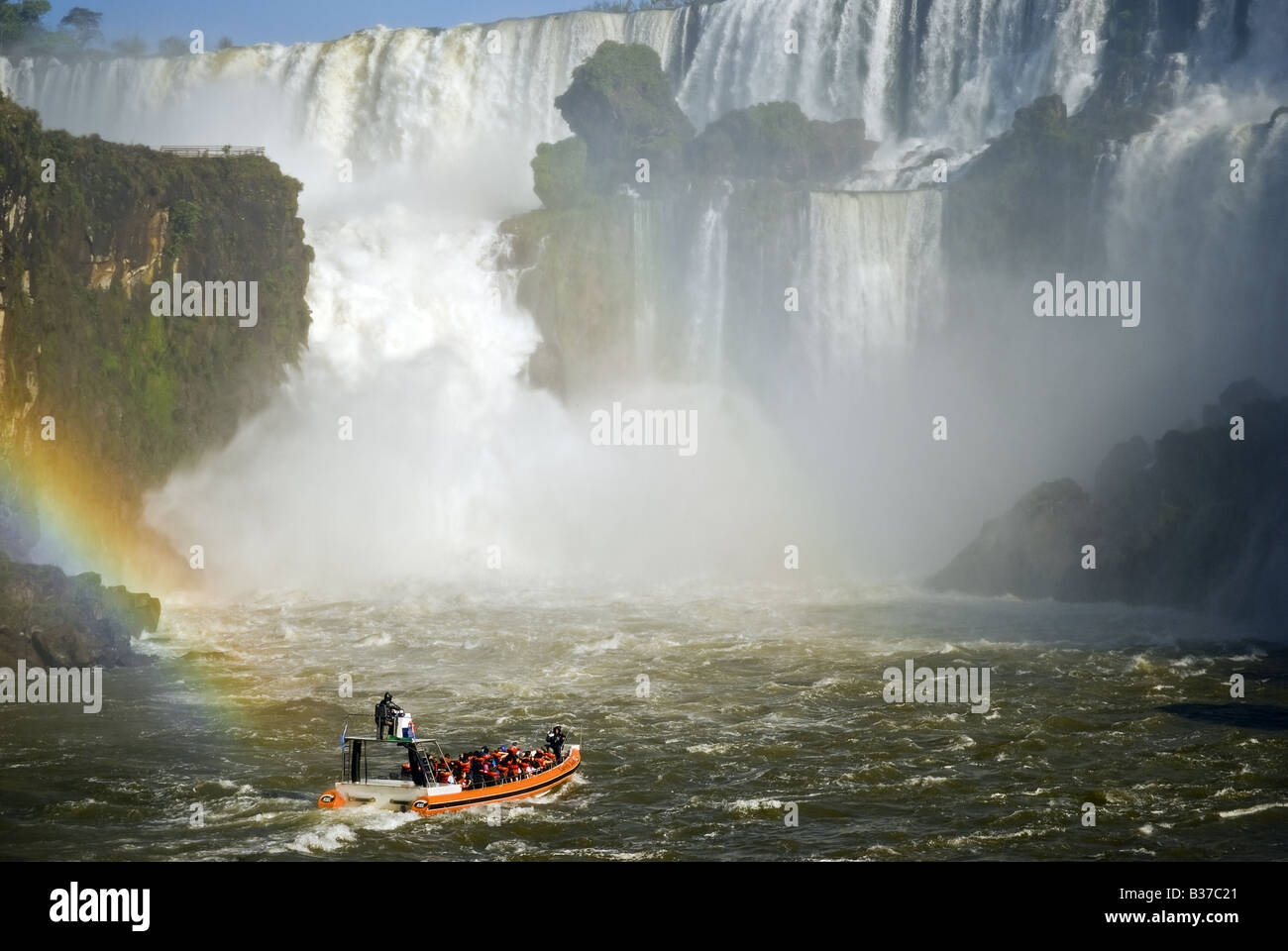 Touristenboot in Iguacu Wasserfälle, Brasilien Argentinien Grenze Stockfoto