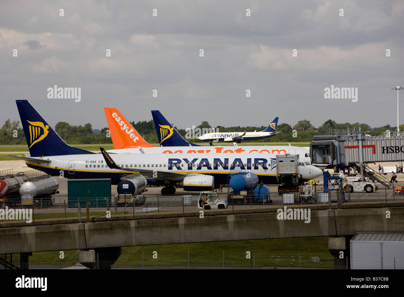 Ryanair und Easyjet Flugzeug vor ihren Toren am Flughafen London Stansted in Essex UK betrieben von BAA der British Airport Authority Stockfoto