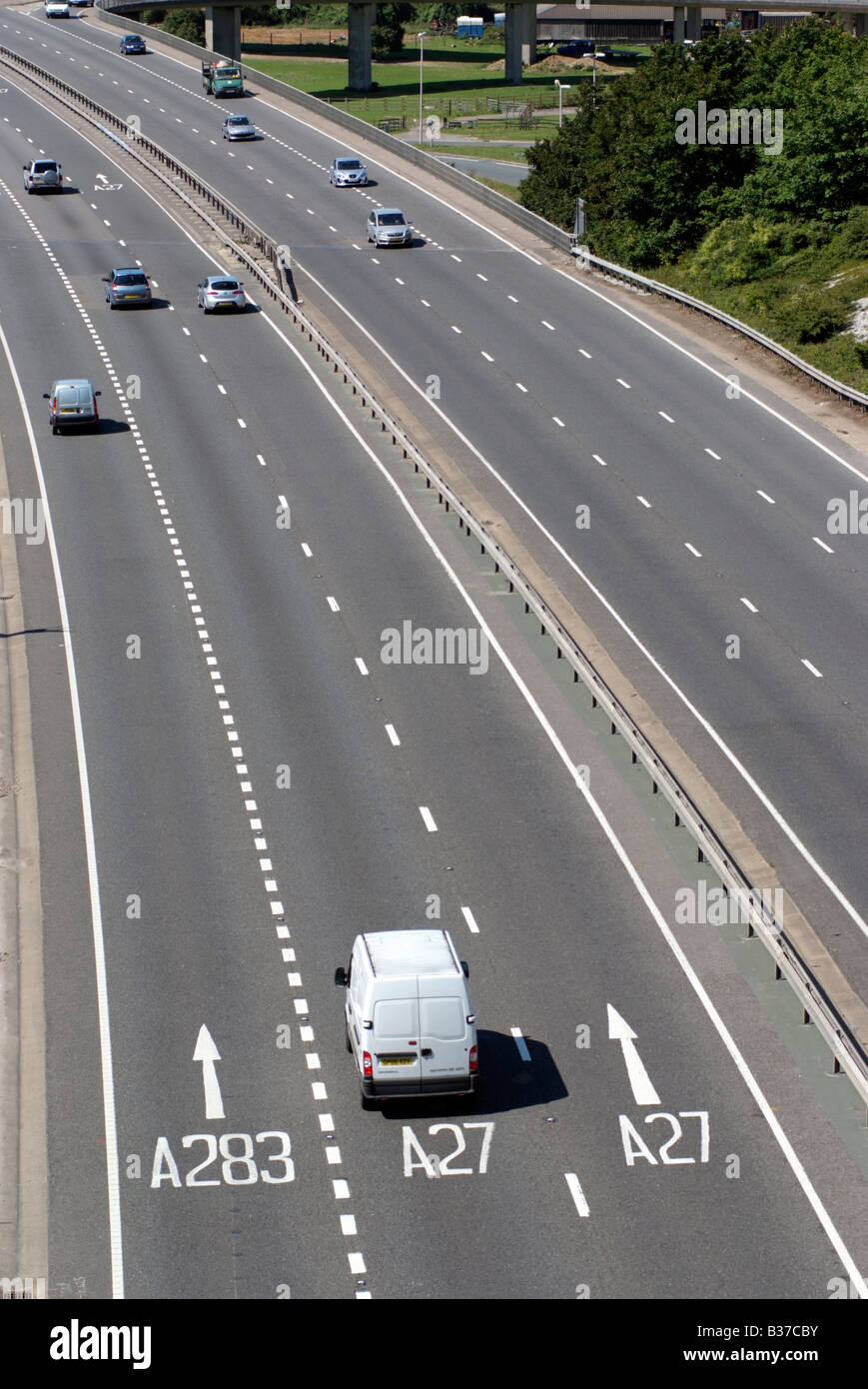 Verkehr auf einer zweispurigen Straße A27 Autobahn in West Sussex England White van im Vordergrund Stockfoto