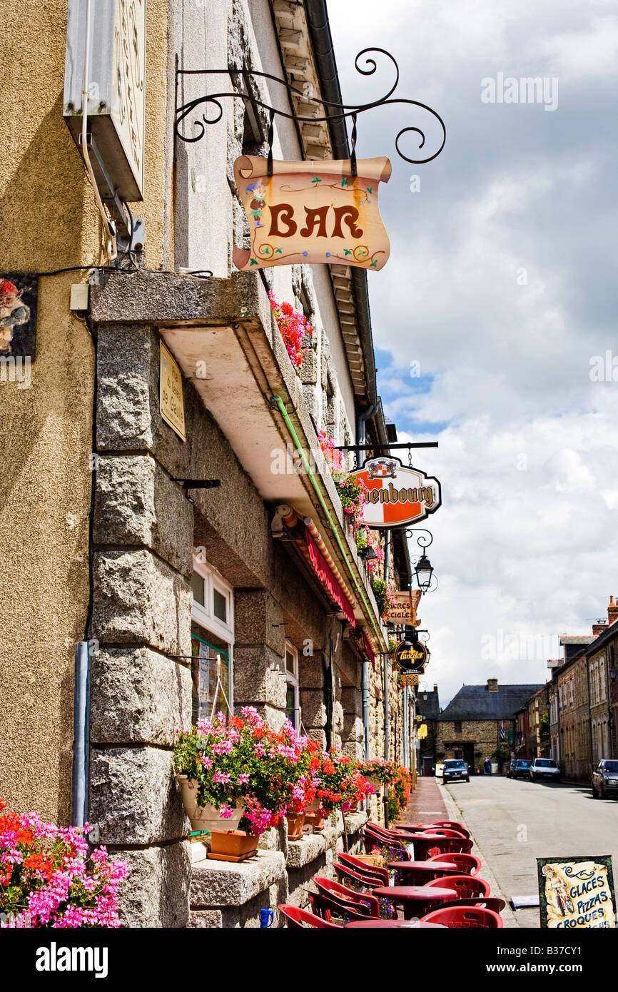 Französisch Bar mit außen Tische und Stühle in Morbihan Bretagne Frankreich Europa Stockfoto