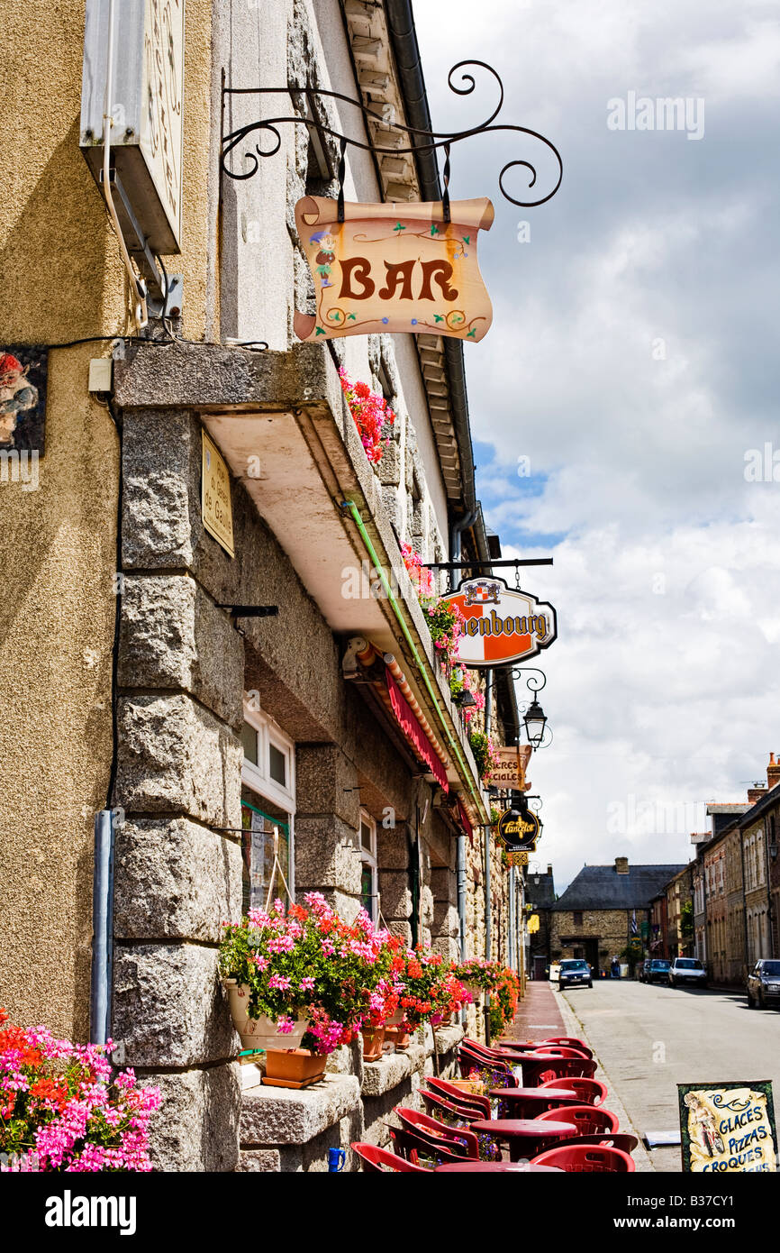 Französische Bar mit Außentischen und Stühlen in Morbihan Bretagne Frankreich Europa. Französisches Café. Stockfoto