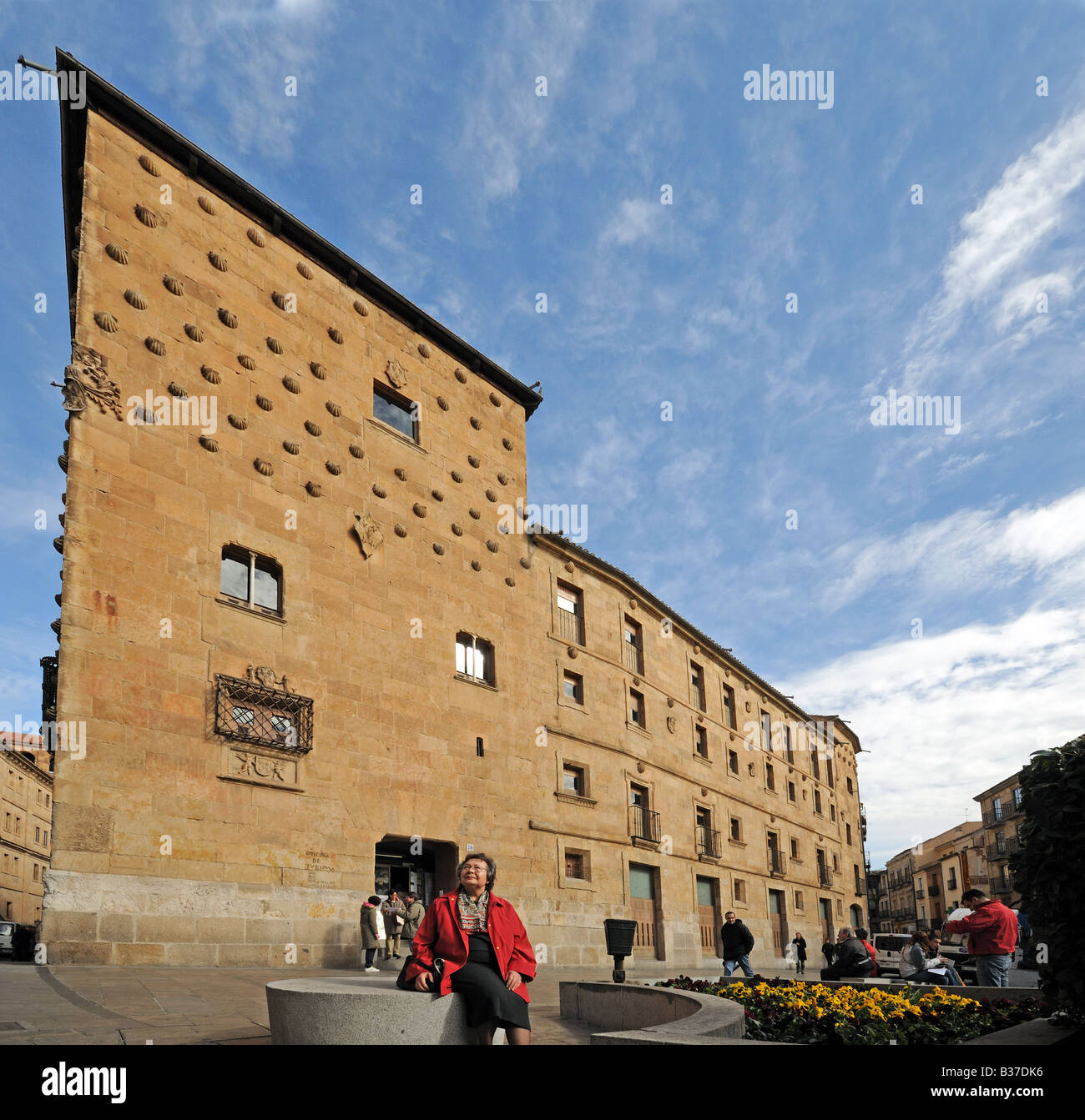 Dame vor das Haus der Muscheln Casa de Las Conchas Salamanca Spanien Stockfoto