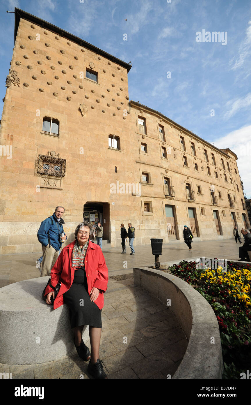 Dame vor das Haus der Muscheln Casa de Las Conchas Salamanca Spanien Stockfoto