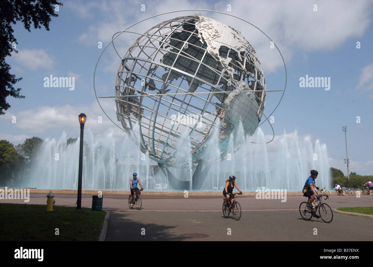 Radfahrer umrunden die Unisphere in Flushing Meadows Park während der Tour-De-Königinnen. Stockfoto