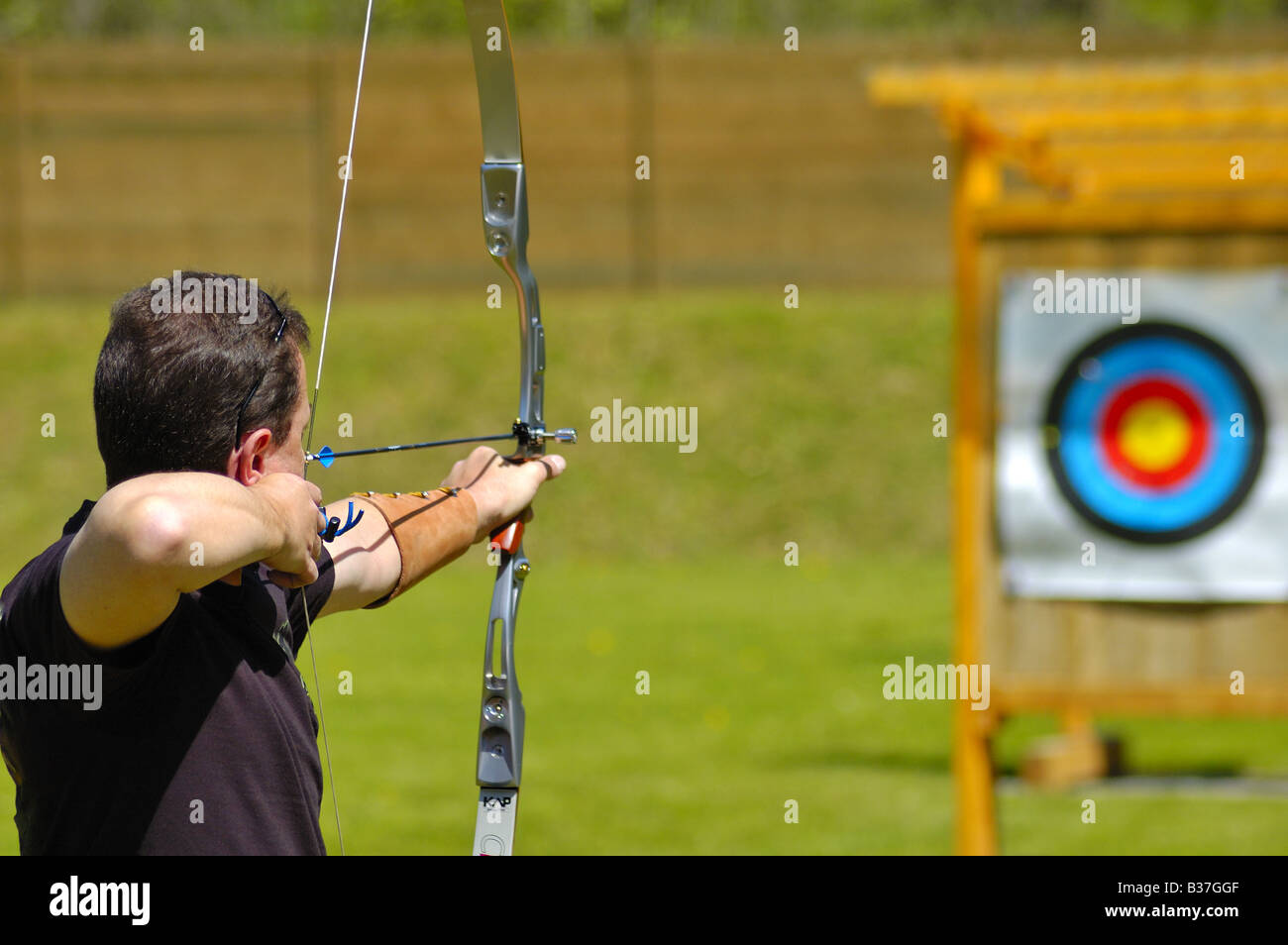 Ein guter Schütze zielt auf ein Ziel. Stockfoto