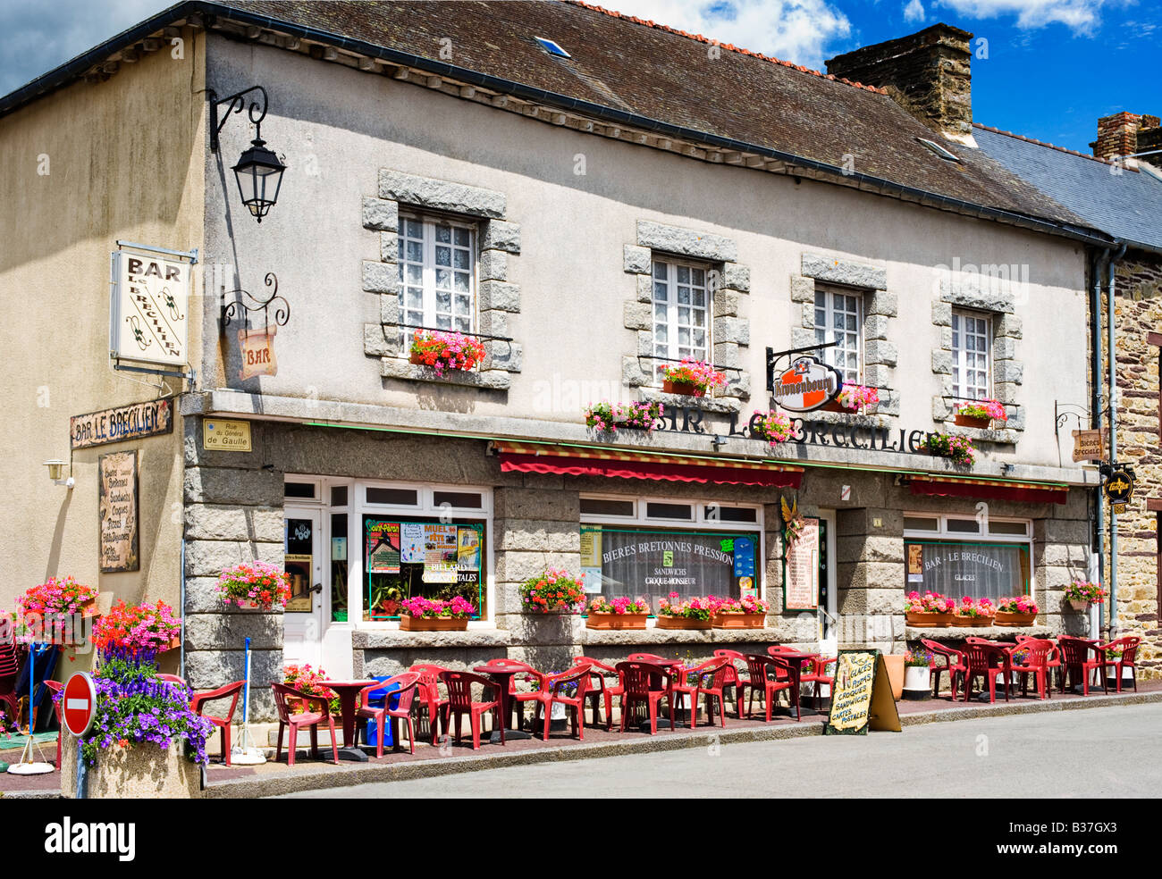 Französisches Café bar, mit freien Tischen und Stühlen in Morbihan, Bretagne, Frankreich, Europa Stockfoto