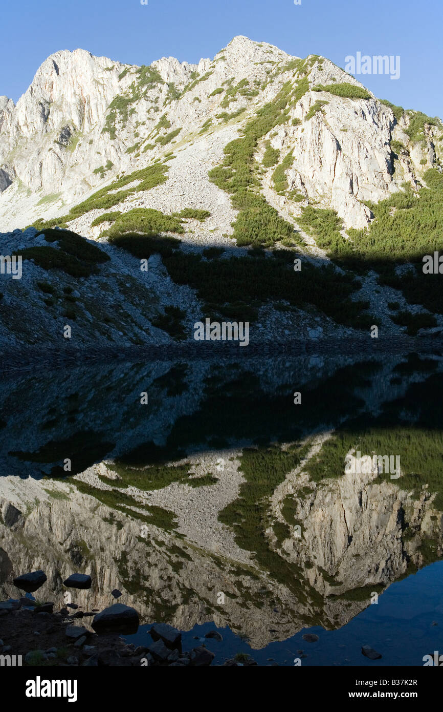 Sinanitsa See und die Berge Gipfel in World Heritage Site Nationalpark Pirin Bulgarien Stockfoto