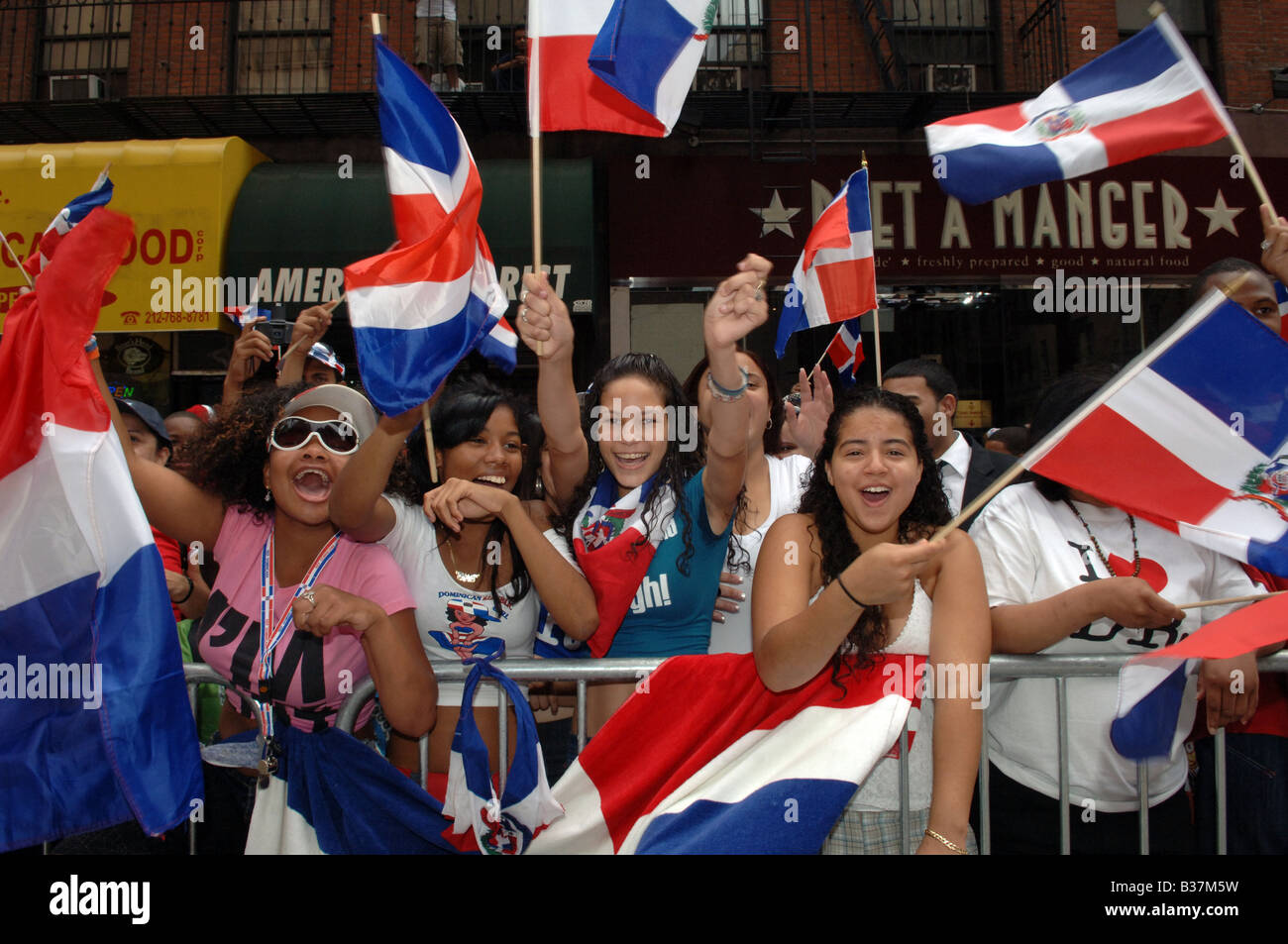 Tausende von Dominikanische Amerikaner und Unterstützern feiern bei der jährlichen Dominikanischen Independence Day Parade in New York City Stockfoto