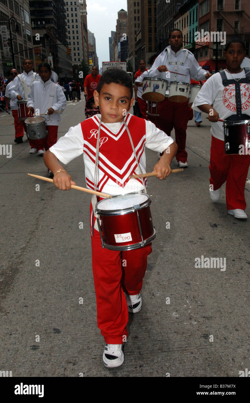 Junge Schlagzeuger in einer Blaskapelle der jährlichen Dominikanischen Independence Day Parade in New York City auf der Sixth Avenue am 10. August 2008 Stockfoto