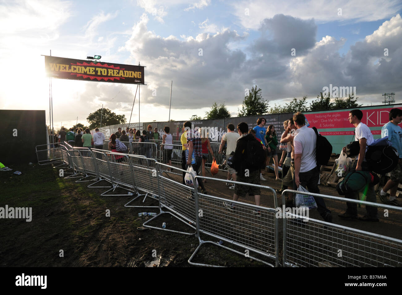 Festivalbesucher Ankunft am Haupteingang in das Reading Festival mit Gepäck, Reading, UK 1/2 Stockfoto
