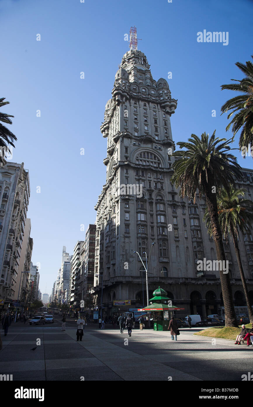 Plaza Independencia und Palacio Salvo in Montevideo, Uraguay im Hintergrund. Stockfoto