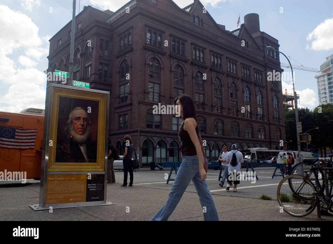 New York Historical Society Förderung mit einem Gemälde von Peter Cooper außerhalb der Cooper Union Stockfoto