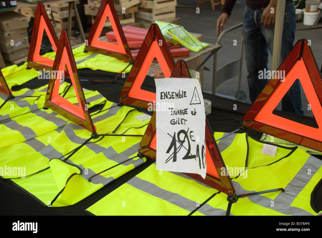 Neue französische Fahrvorschriften bedeuten, dass ab dem 1. Juli 2008 alle Autos ein Warndreieck und eine gelbe Sicherheitsjacke oder einen Gilet-Jaune tragen müssen Stockfoto