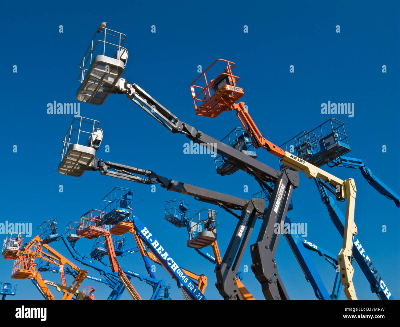 Gruppe gegen erhöhte hydraulische Hebezeuge klaren blauen Himmel JMH3151 Stockfoto