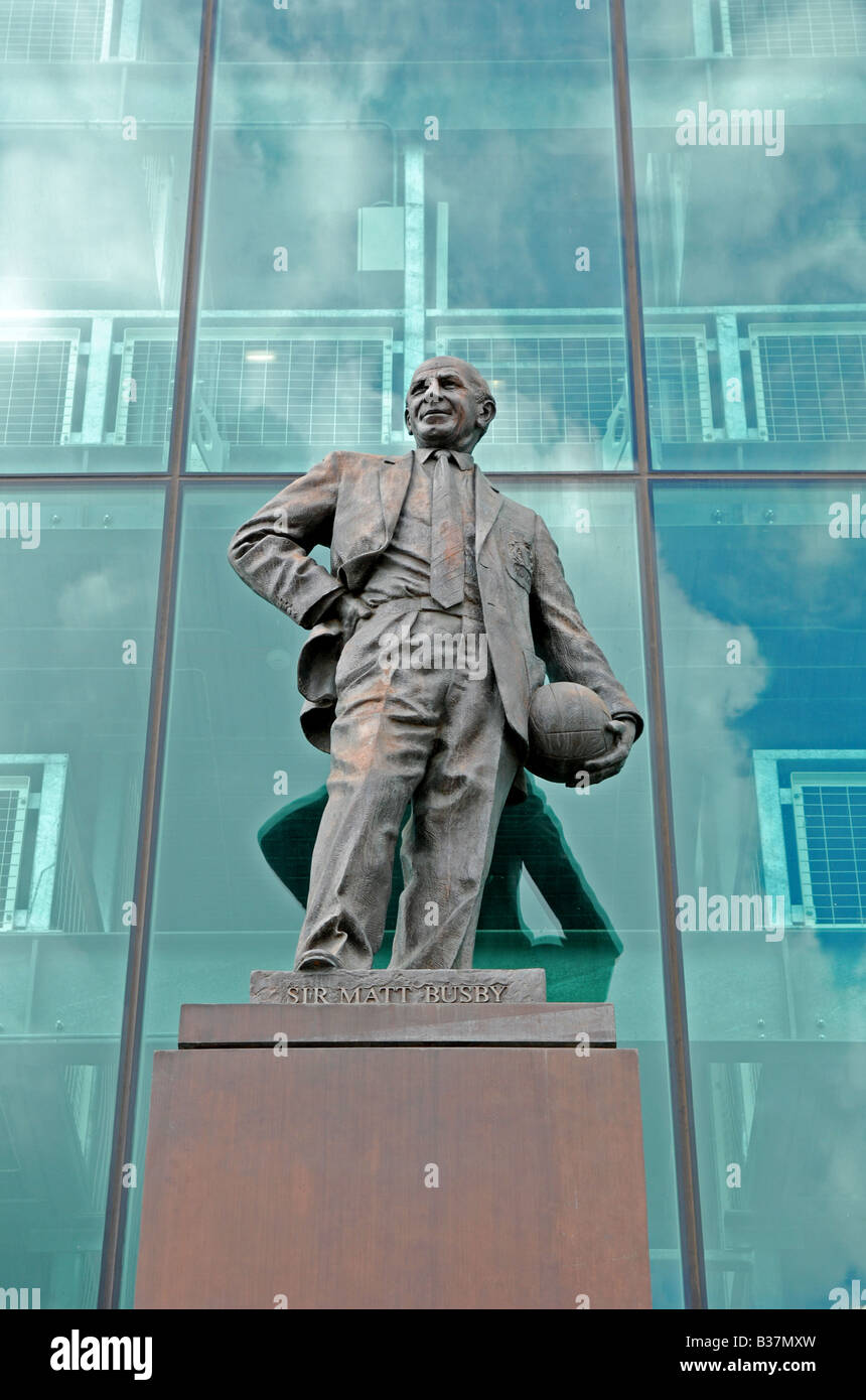 Die Statue von Sir Matt Busby außerhalb old Trafford Zuhause von Manchester united Fußball-Club, Manchester, England, uk Stockfoto