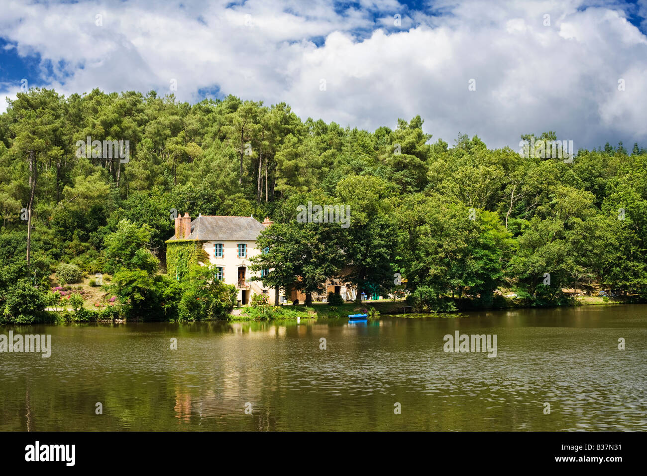 Landhaus am See, Bretagne, Frankreich Stockfoto