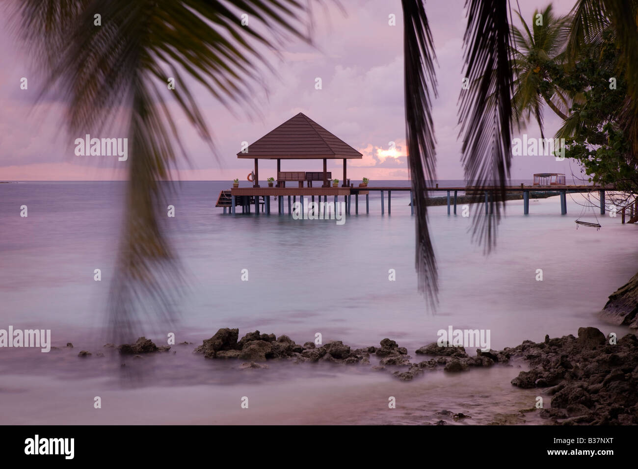 Sonnenuntergang hinter Steganlage auf tropischen Resort auf den Malediven in der Nähe von Indien Stockfoto