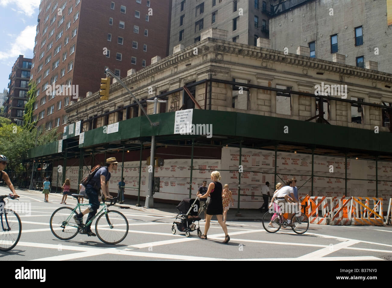 Fassade des älteren Gebäudes bewahrt, um im Neubau des East Village in New York Imbissen aufgenommen werden Stockfoto
