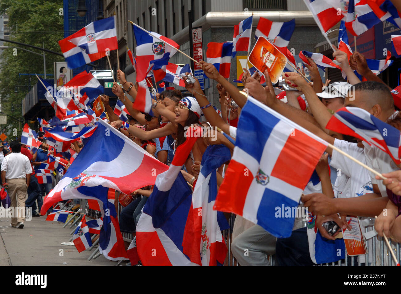 Tausende von Dominikanische Amerikaner und Unterstützern feiern bei der jährlichen Dominikanischen Independence Day Parade in New York City Stockfoto