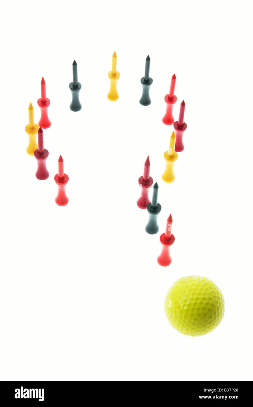 Golf-Tees und Golfball betreffenden Mark-Form angeordnet Stockfoto
