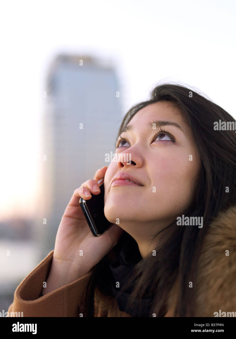 Eine junge Chinesin, die mit ihrem Mobiltelefon. Stockfoto