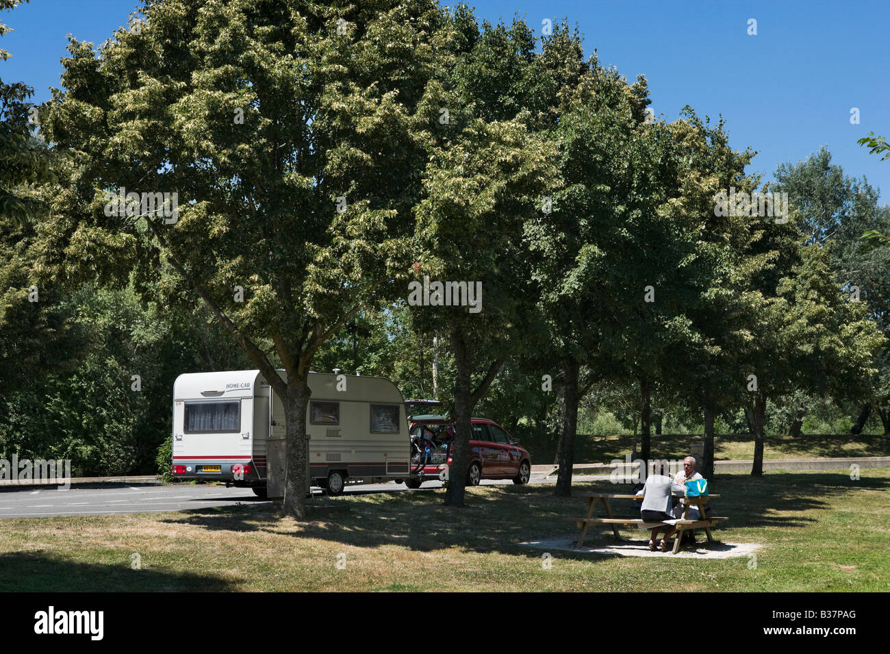 Paar und ihre Wohnwagen auf einer Picknickbank in ein Autobahn-Rastplatz an der A6 nördlich von Lyon, Frankreich Stockfoto