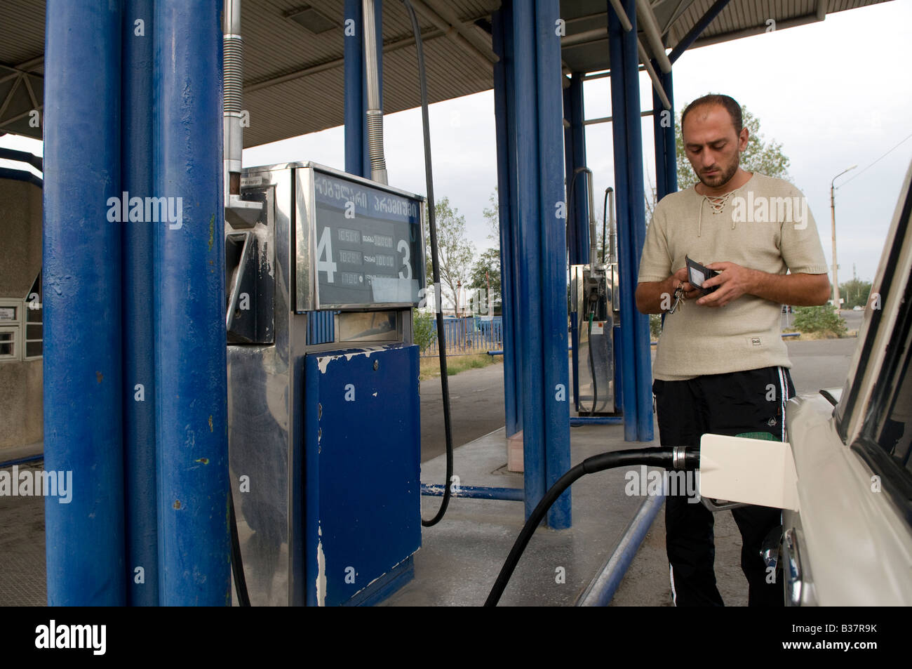Mann sein Auto mit Benzin an der Tankstelle in Tbilisi Hauptstadt von Georgien zu füllen Stockfoto