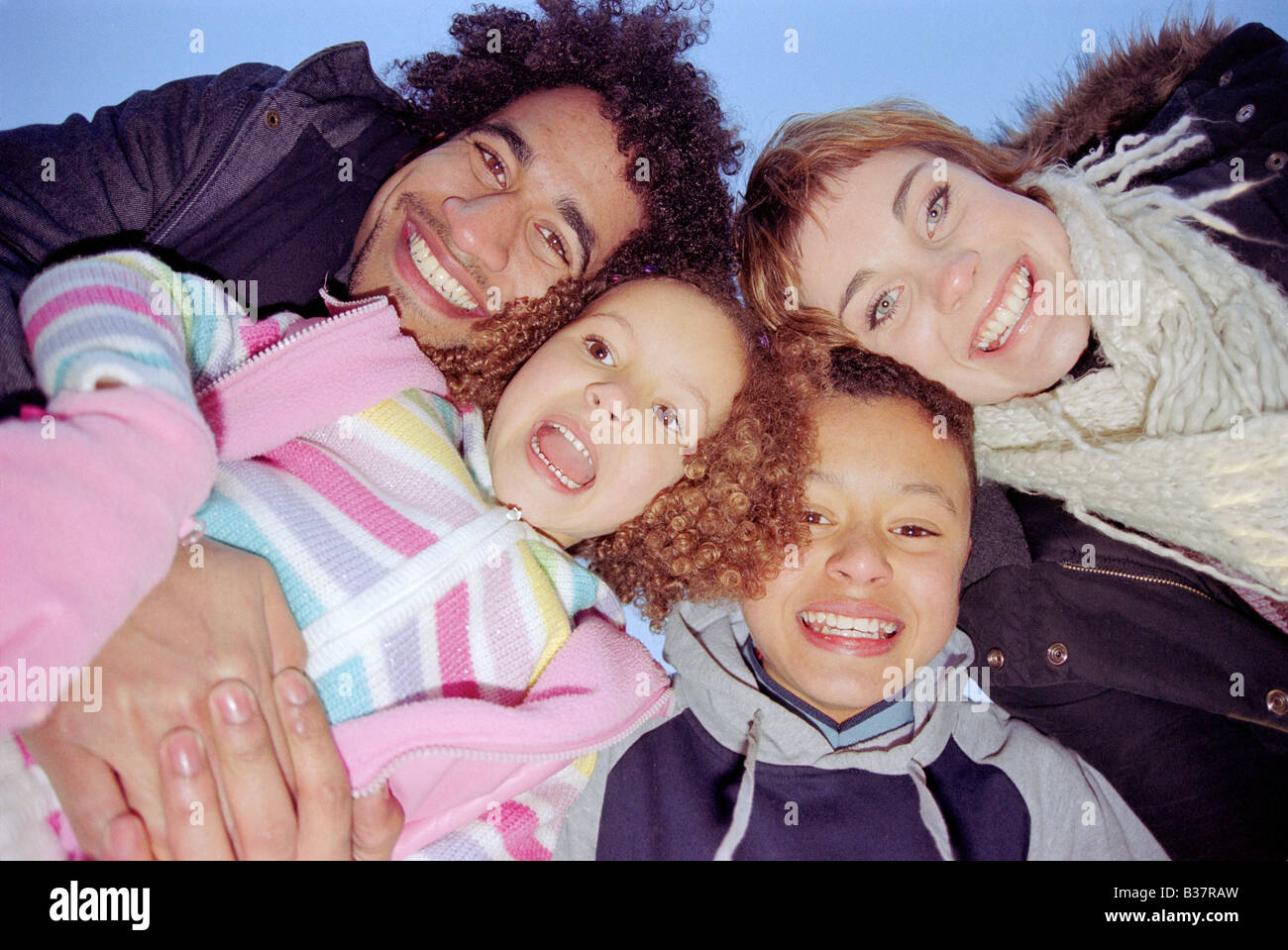 Porträt der jungen Mischlinge Familie aus ungewöhnlichen Winkel mit Weitwinkel-Objektiv aufgenommen Stockfoto