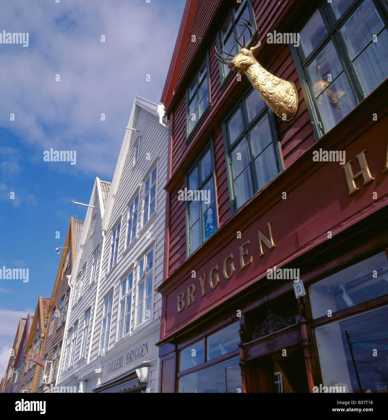 Geschnitzte Hirsche Kopf auf einem alten Holz Waterfront Lager, Bryggen, Bergen, Hordaland, Norwegen. Stockfoto