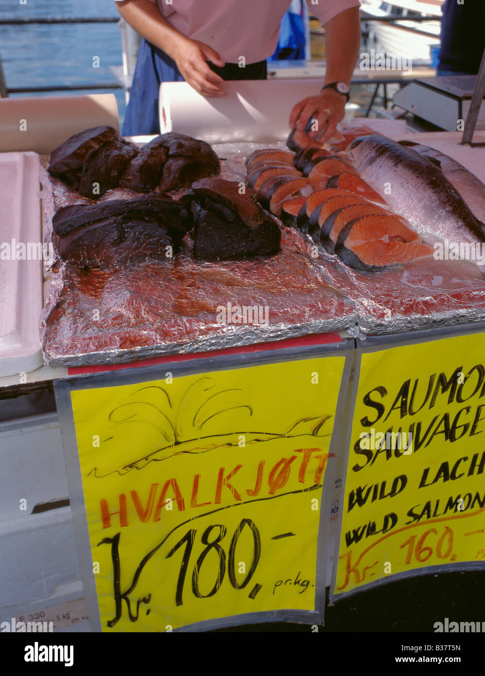 Hvalkjøtt (Walfleisch) zum Verkauf an der Fisch Markt, Torget, Bergen, Hordaland, Norwegen. Stockfoto