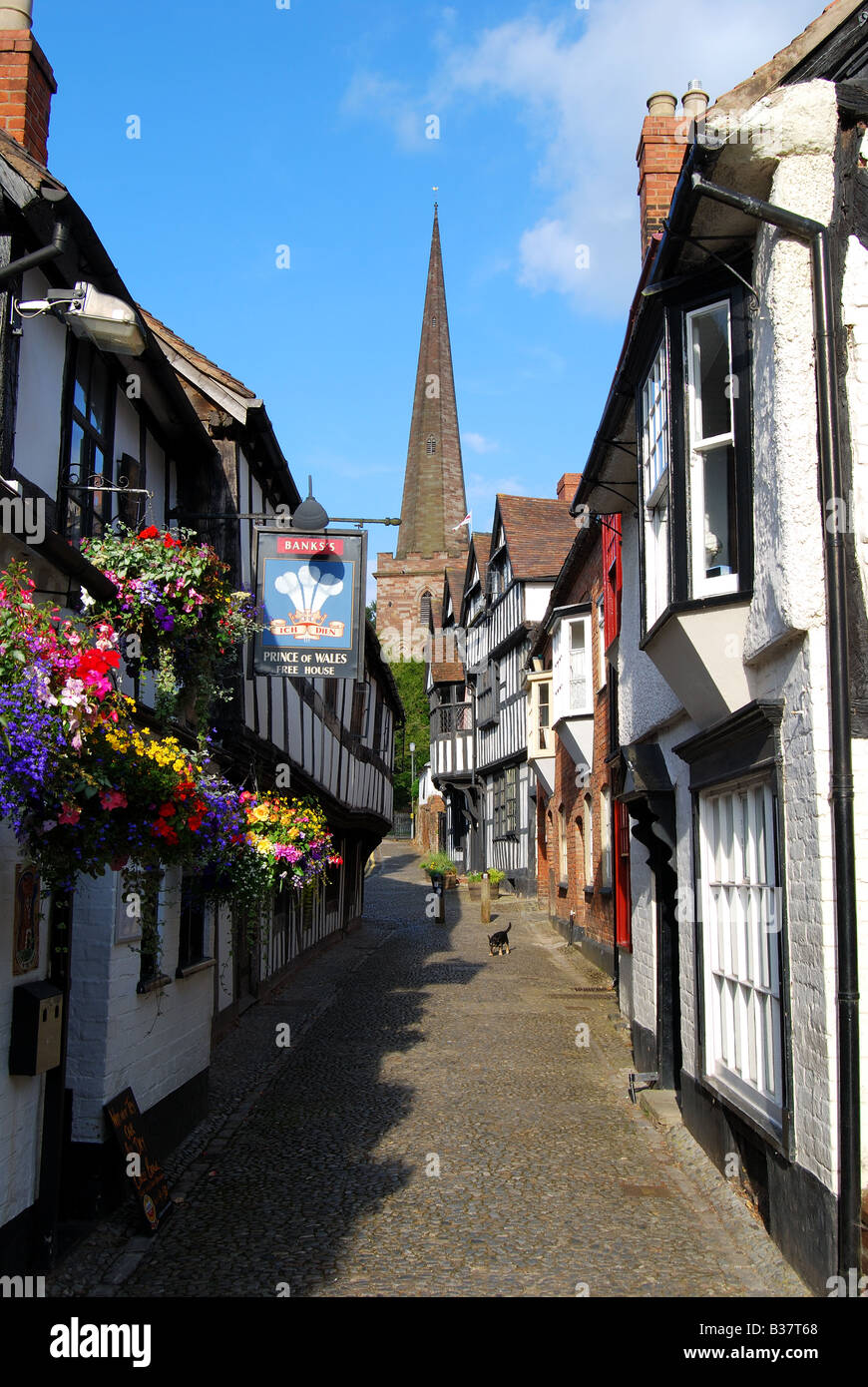 Schmale Gasse und Pfarrkirche der St.Michaels, Church Lane, Ledbury, Herefordshire, England, Vereinigtes Königreich Stockfoto