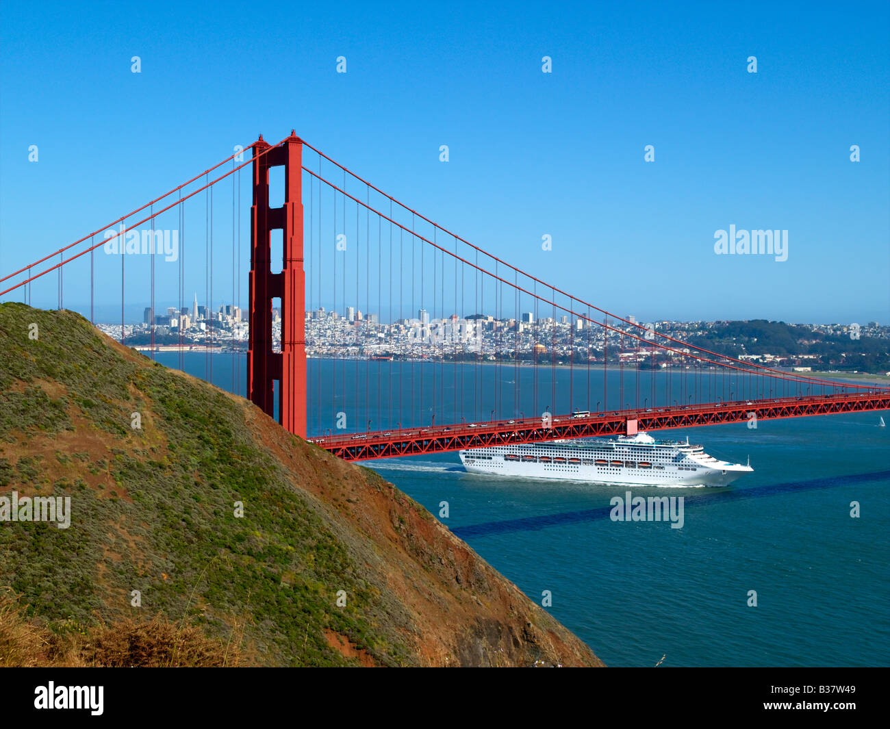 San Francisco, Golden Gate Bridge, Dawn Princess Kreuzfahrtschiff. Stockfoto