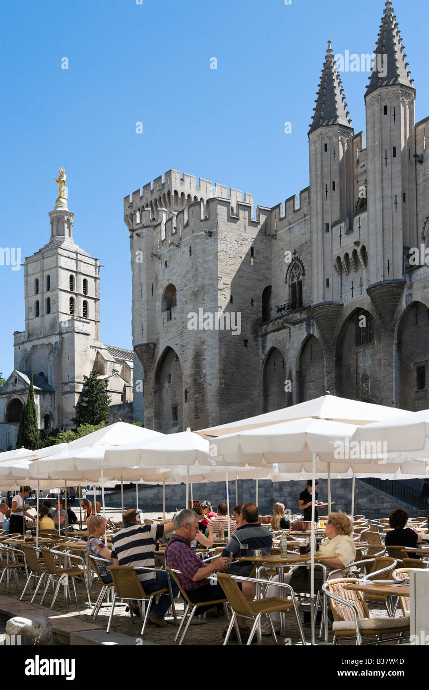 Straßencafé vor dem Papstpalast und die Kathedrale, Place du Palais, Avignon, Provence, Frankreich Stockfoto