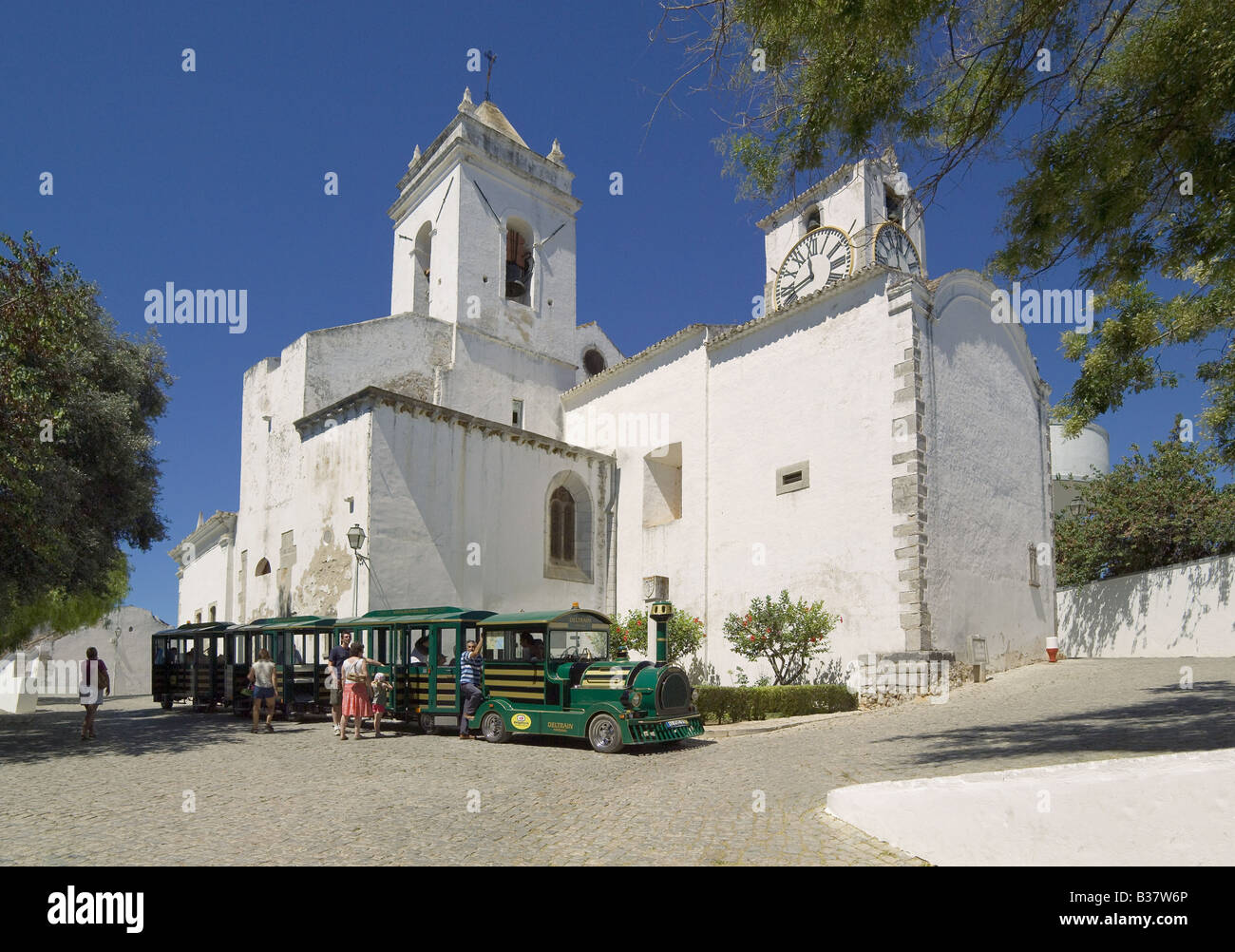 Die Algarve, Tavira, Touristenzug in Santa Maria Do Castelo Kirche. Stockfoto